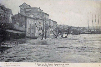 The Douro floodwaters invade the lower sections of Vila Nova de Gaia, where many Port lodges were seriously damaged.